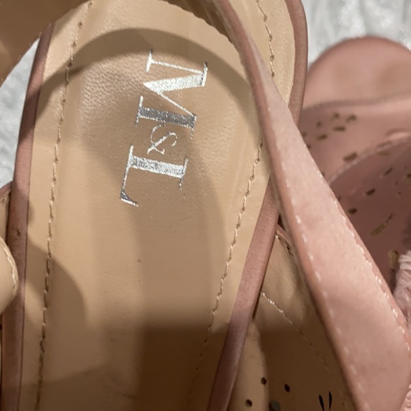 Shoes -M&L - Picture 7 of 8